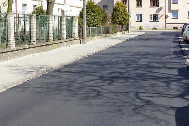 Nowy asfalt na placu Piastowskim i Wybickiego