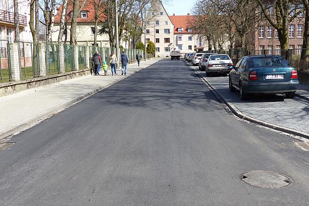 Nowy asfalt na placu Piastowskim i Wybickiego