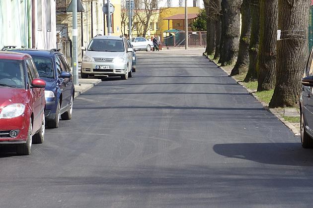 Nowy asfalt na placu Piastowskim i Wybickiego