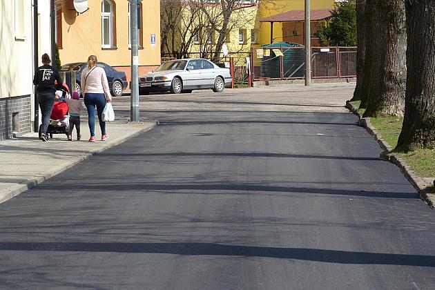 Nowy asfalt na placu Piastowskim i Wybickiego