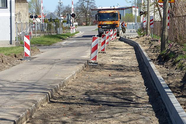 Asfalt zamiast betonowych płyt. Remont Zwarowskiej