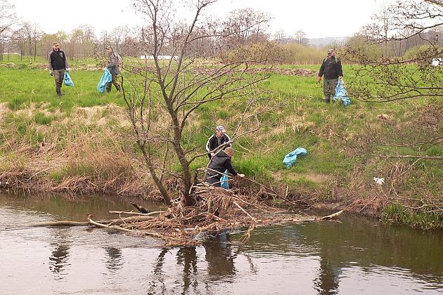 Posprzątano rzekę Łebę