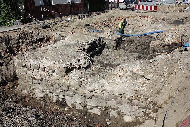 Na Waryńskiego odsłonięto fundamenty średniowiecznej baszty