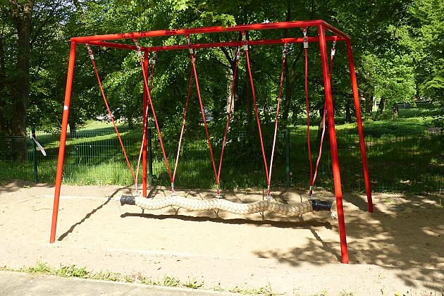 Nowe urządzenia na placu zabaw w Parku Chrobrego