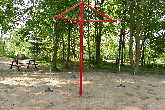 Nowe urządzenia na placu zabaw w Parku Chrobrego