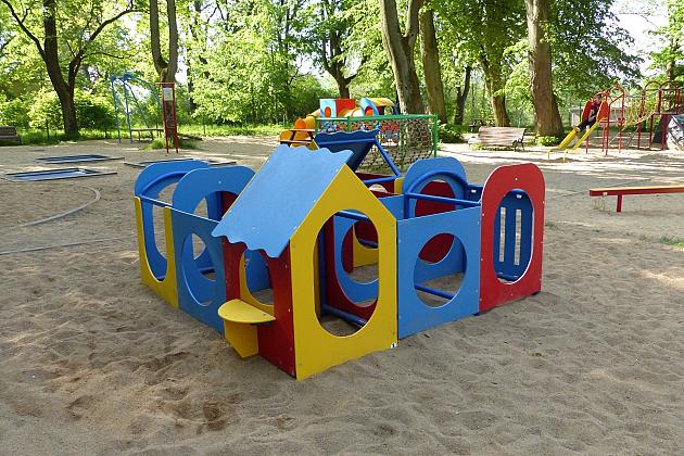 Nowe urządzenia na placu zabaw w Parku Chrobrego