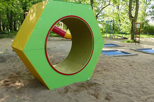 Nowe urządzenia na placu zabaw w Parku Chrobrego
