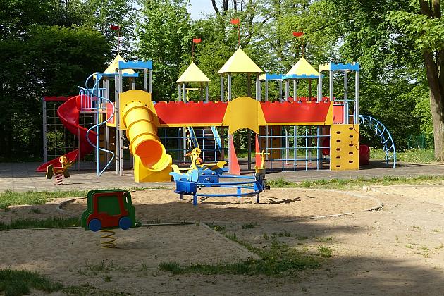 Nowe urządzenia na placu zabaw w Parku Chrobrego