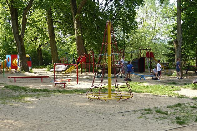 Nowe urządzenia na placu zabaw w Parku Chrobrego