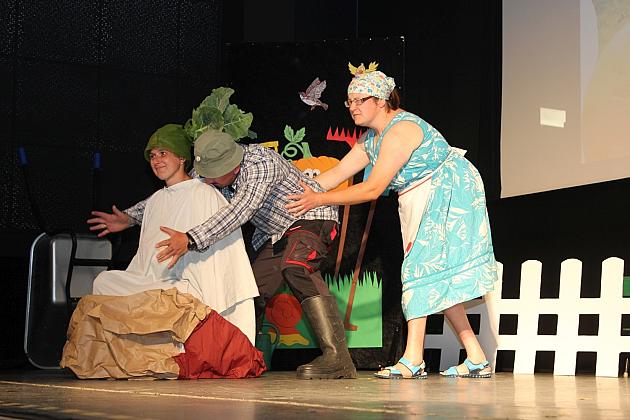 Zbierali na Hospicjum. Wystawili „Rzepkę” Juliana Tuwima