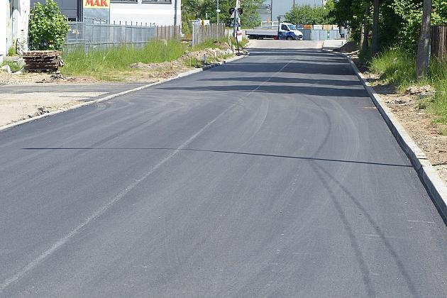 Asfalt zamiast betonowych płyt. Remont Zwarowskiej zakończony