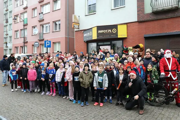 Uczennice z SP7 i uczniowie z Nowej Wsi Lęborskiej najszybsi w 33. Biegach Mikołajkowych w Lęborku