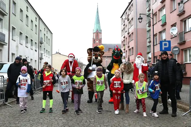 Uczennice z SP7 i uczniowie z Nowej Wsi Lęborskiej najszybsi w 33. Biegach Mikołajkowych w Lęborku