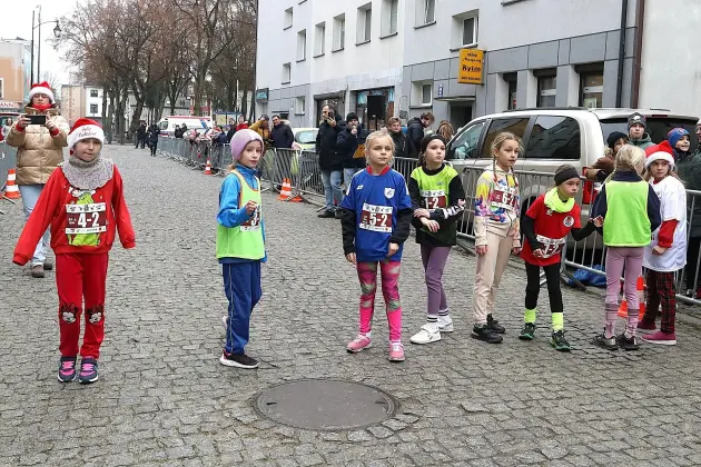 Uczennice z SP7 i uczniowie z Nowej Wsi Lęborskiej najszybsi w 33. Biegach Mikołajkowych w Lęborku