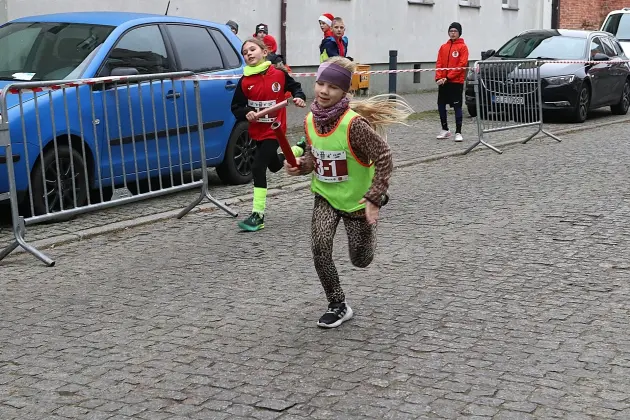 Uczennice z SP7 i uczniowie z Nowej Wsi Lęborskiej najszybsi w 33. Biegach Mikołajkowych w Lęborku