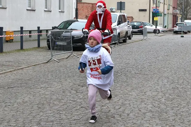 Uczennice z SP7 i uczniowie z Nowej Wsi Lęborskiej najszybsi w 33. Biegach Mikołajkowych w Lęborku