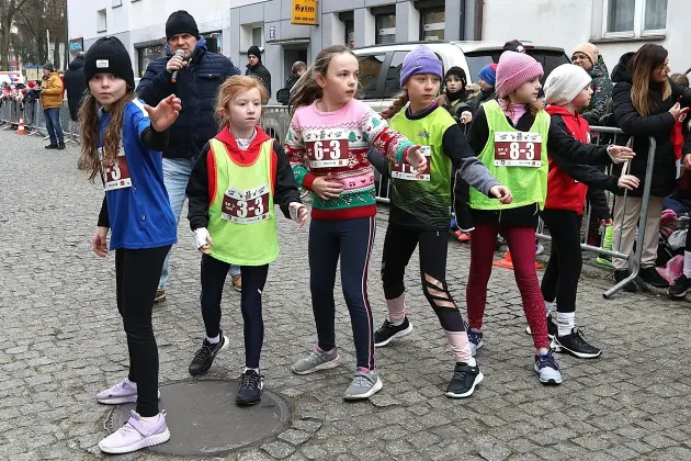 Uczennice z SP7 i uczniowie z Nowej Wsi Lęborskiej najszybsi w 33. Biegach Mikołajkowych w Lęborku