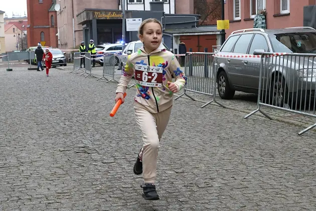 Uczennice z SP7 i uczniowie z Nowej Wsi Lęborskiej najszybsi w 33. Biegach Mikołajkowych w Lęborku