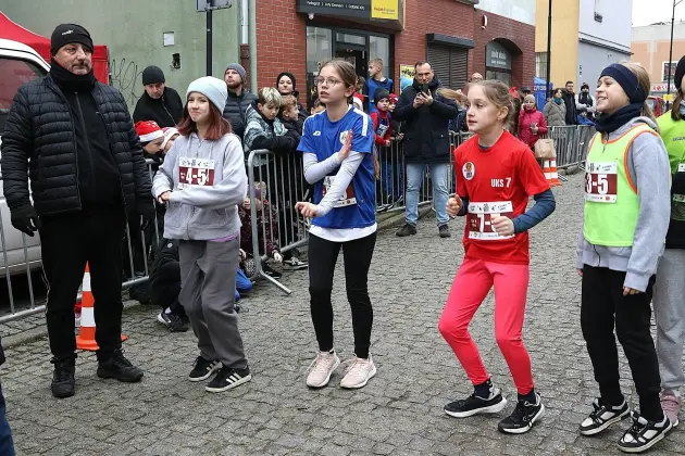 Uczennice z SP7 i uczniowie z Nowej Wsi Lęborskiej najszybsi w 33. Biegach Mikołajkowych w Lęborku