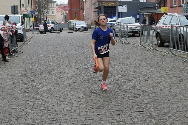 Uczennice z SP7 i uczniowie z Nowej Wsi Lęborskiej najszybsi w 33. Biegach Mikołajkowych w Lęborku