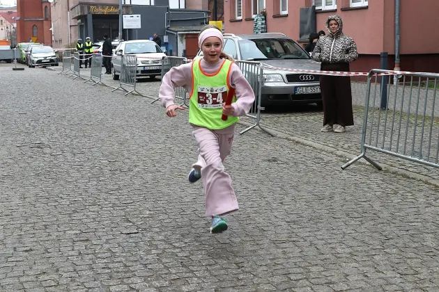Uczennice z SP7 i uczniowie z Nowej Wsi Lęborskiej najszybsi w 33. Biegach Mikołajkowych w Lęborku