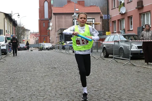 Uczennice z SP7 i uczniowie z Nowej Wsi Lęborskiej najszybsi w 33. Biegach Mikołajkowych w Lęborku