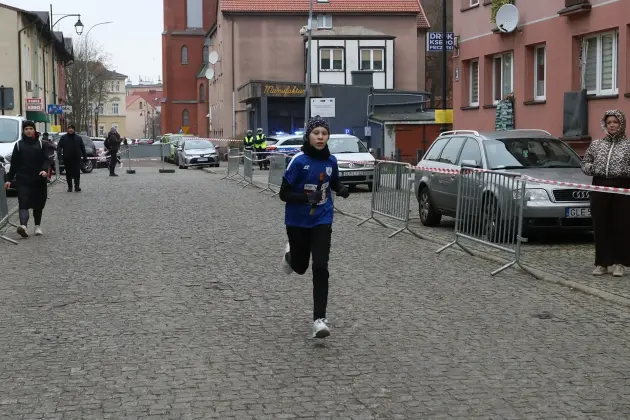 Uczennice z SP7 i uczniowie z Nowej Wsi Lęborskiej najszybsi w 33. Biegach Mikołajkowych w Lęborku