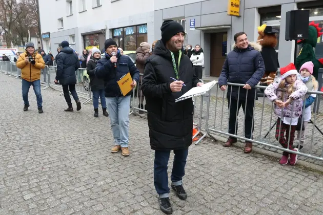 Uczennice z SP7 i uczniowie z Nowej Wsi Lęborskiej najszybsi w 33. Biegach Mikołajkowych w Lęborku