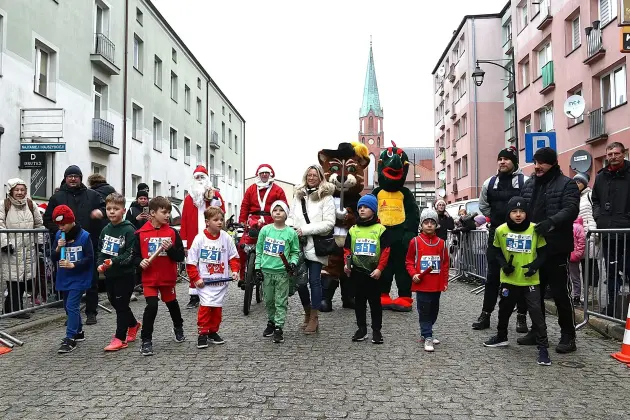 Uczennice z SP7 i uczniowie z Nowej Wsi Lęborskiej najszybsi w 33. Biegach Mikołajkowych w Lęborku