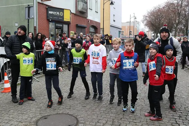 Uczennice z SP7 i uczniowie z Nowej Wsi Lęborskiej najszybsi w 33. Biegach Mikołajkowych w Lęborku