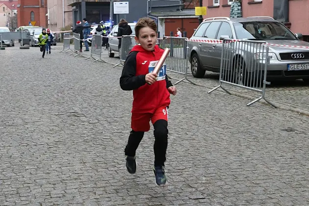 Uczennice z SP7 i uczniowie z Nowej Wsi Lęborskiej najszybsi w 33. Biegach Mikołajkowych w Lęborku