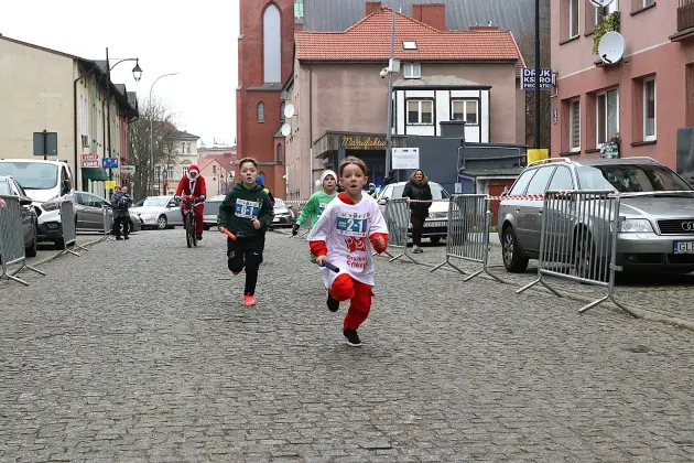 Uczennice z SP7 i uczniowie z Nowej Wsi Lęborskiej najszybsi w 33. Biegach Mikołajkowych w Lęborku