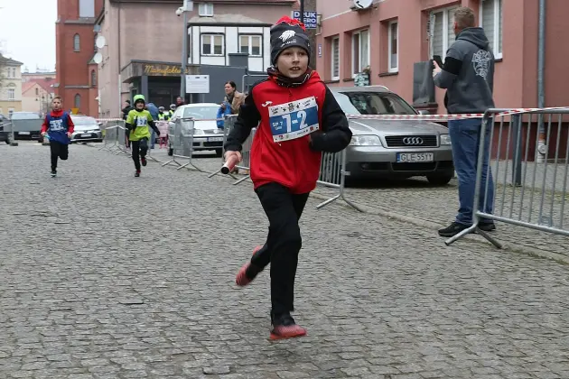 Uczennice z SP7 i uczniowie z Nowej Wsi Lęborskiej najszybsi w 33. Biegach Mikołajkowych w Lęborku