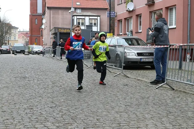 Uczennice z SP7 i uczniowie z Nowej Wsi Lęborskiej najszybsi w 33. Biegach Mikołajkowych w Lęborku