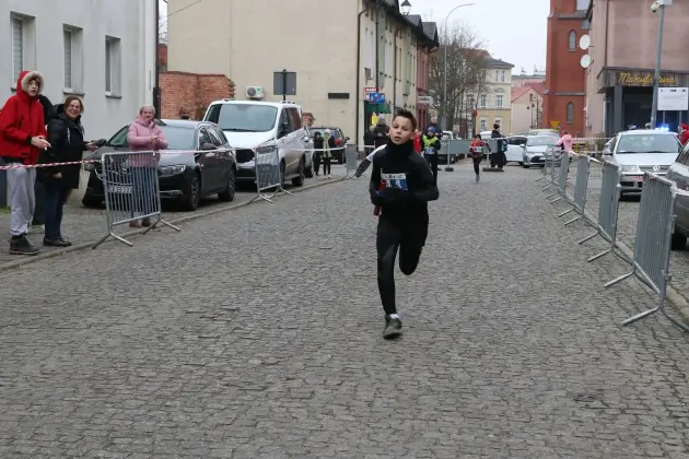 Uczennice z SP7 i uczniowie z Nowej Wsi Lęborskiej najszybsi w 33. Biegach Mikołajkowych w Lęborku