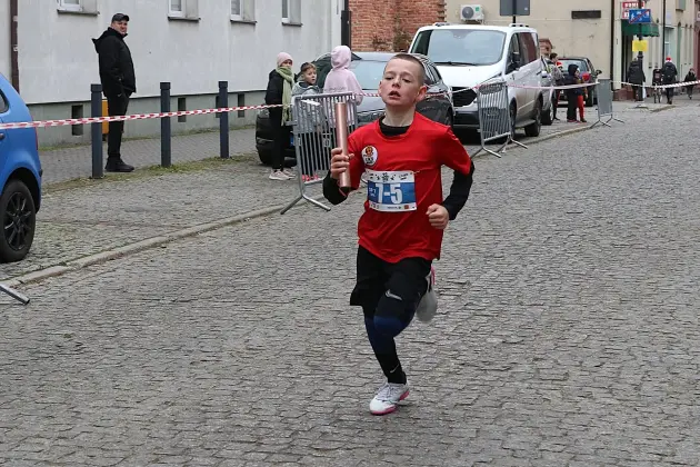 Uczennice z SP7 i uczniowie z Nowej Wsi Lęborskiej najszybsi w 33. Biegach Mikołajkowych w Lęborku