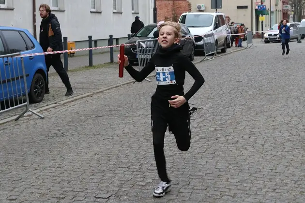 Uczennice z SP7 i uczniowie z Nowej Wsi Lęborskiej najszybsi w 33. Biegach Mikołajkowych w Lęborku