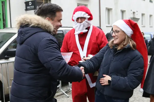 Uczennice z SP7 i uczniowie z Nowej Wsi Lęborskiej najszybsi w 33. Biegach Mikołajkowych w Lęborku