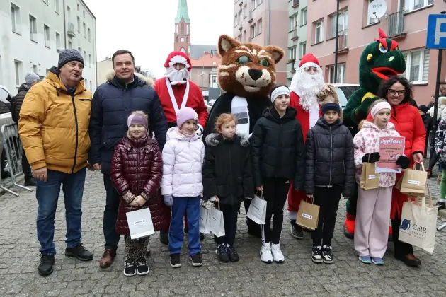 Uczennice z SP7 i uczniowie z Nowej Wsi Lęborskiej najszybsi w 33. Biegach Mikołajkowych w Lęborku