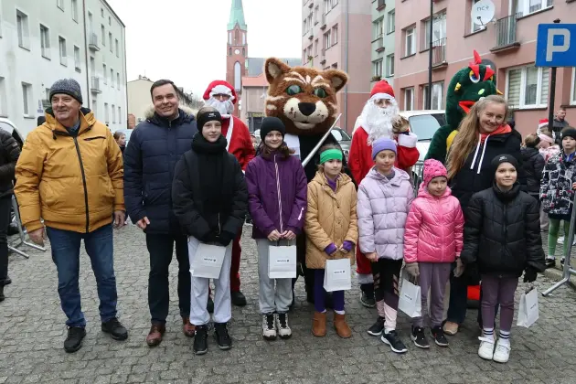 Uczennice z SP7 i uczniowie z Nowej Wsi Lęborskiej najszybsi w 33. Biegach Mikołajkowych w Lęborku