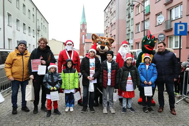 Uczennice z SP7 i uczniowie z Nowej Wsi Lęborskiej najszybsi w 33. Biegach Mikołajkowych w Lęborku