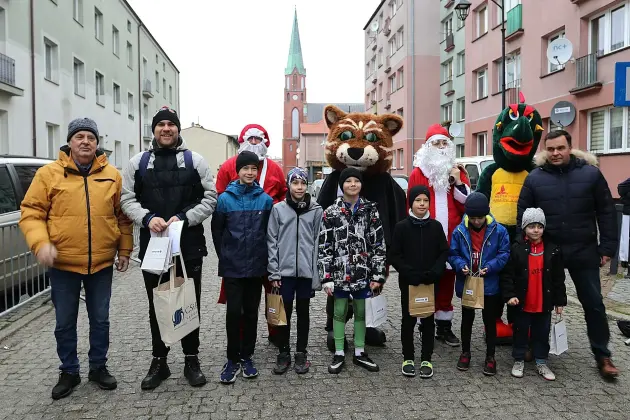 Uczennice z SP7 i uczniowie z Nowej Wsi Lęborskiej najszybsi w 33. Biegach Mikołajkowych w Lęborku