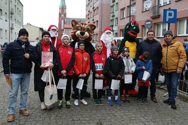 Uczennice z SP7 i uczniowie z Nowej Wsi Lęborskiej najszybsi w 33. Biegach Mikołajkowych w Lęborku
