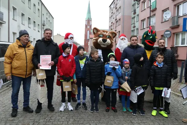 Uczennice z SP7 i uczniowie z Nowej Wsi Lęborskiej najszybsi w 33. Biegach Mikołajkowych w Lęborku