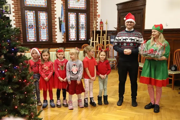 Małe rączki, wielka magia – choinka w Ratuszu udekorowana!