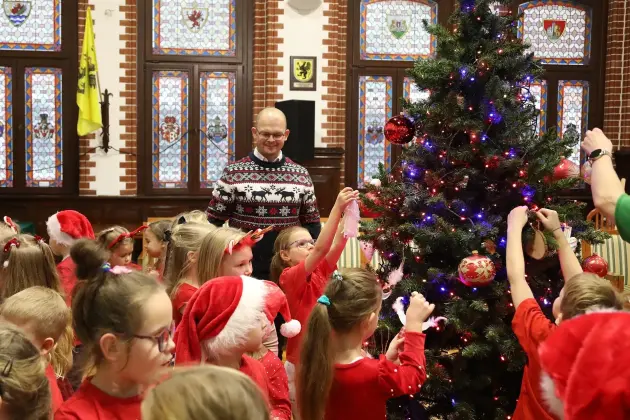 Małe rączki, wielka magia – choinka w Ratuszu udekorowana!