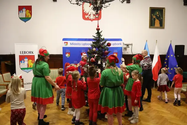 Małe rączki, wielka magia – choinka w Ratuszu udekorowana!