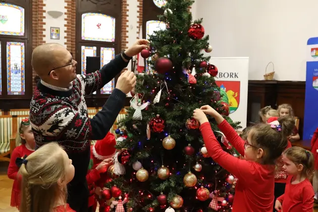 Małe rączki, wielka magia – choinka w Ratuszu udekorowana!