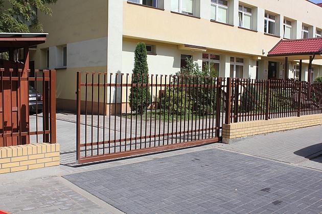 Miejsca parkingowe i bezpieczne przejście przy Przedszkolu nr 1