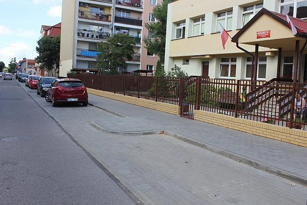 Miejsca parkingowe i bezpieczne przejście przy Przedszkolu nr 1